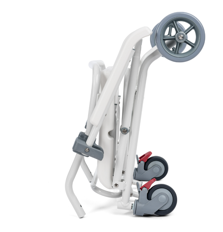 Składany, lekki wózek inwalidzki z białą ramą, małymi kołami i czerwonymi hamulcami, złożony na białym tle.