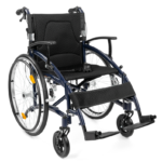 Lekki wózek inwalidzki z czarną tapicerką, aluminiową ramą i dużymi kołami, wyposażony w podnóżki i podłokietniki.