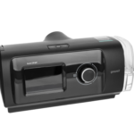 Automatyczny aparat CPAP marki Yuwell z wyświetlaczem i regulatorem, służący do terapii bezdechu sennego.