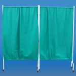 Przyciemniana zasłona na metalowej ramie, używana jako parawan lub osłona w pomieszczeniu.