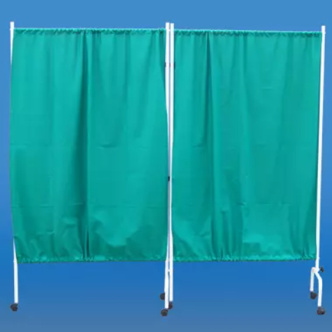 Przyciemniana zasłona na metalowej ramie, używana jako parawan lub osłona w pomieszczeniu.