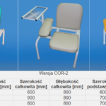 Trzy różnokolorowe krzesła z podłokietnikami, różniące się kolorem i rozmiarami, ustawione na niebieskim tle.