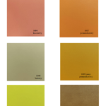 Próbki tapicerek w odcieniach różu, pomarańczu, beżu, żółci i brązu z numerami i nazwami kolorów.