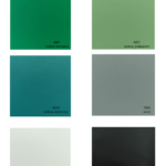 Próbki sześciu odcieni zieleni, szarości i czerni z opisami i kodami kolorów.