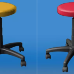 Dwa krzesła biurowe z okrągłymi siedziskami, jedno żółte, drugie czerwone, na czarnych podstawach z kółkami na niebie