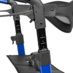 Regulacja wysokości siedziska i kierownicy w rowerze trójkołowym z czarnym siodełkiem i niebieskimi ramami.