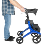 Osoba trzymająca się za rączkę lekkiego, składnego wózka inwalidzkiego z czarnym siedziskiem i niebieską ramą.
