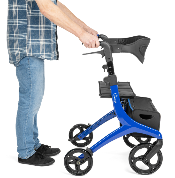 Osoba trzymająca się za rączkę lekkiego, składnego wózka inwalidzkiego z czarnym siedziskiem i niebieską ramą.
