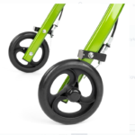 Kółka i rama wózka inwalidzkiego w kolorze zielonym i czarnym.