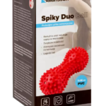 Elastyczna piłka sensoryczna o długości 7-16 cm, w czerwonym kolorze, z wypustkami, w opakowaniu z opisem właściwości.