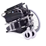 Składany wózek inwalidzki z czarnym siedziskiem, metalową ramą i białymi kołami, ustawiony na białym tle.