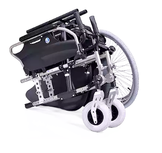 Składany wózek inwalidzki z czarnym siedziskiem, metalową ramą i białymi kołami, ustawiony na białym tle.