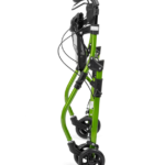 Lekki składany chodzik inwalidzki z zieloną ramą, czarnymi uchwytami i kółkami do poruszania się.