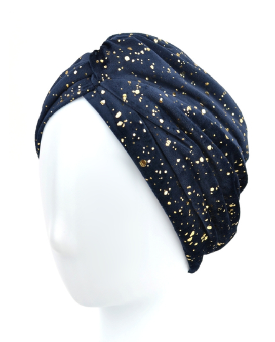Niebieska opaska na głowę z złotymi plamkami, ułożona na białej głowie.