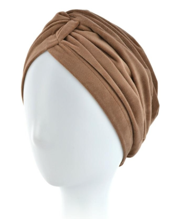 Brązowa, miękka chusta turbanowa na głowie na białej głowie manekina.