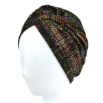 Czarna opaska na głowę z kolorowym, cyfrowym wzorem, ułożona na białej głowie manekina.