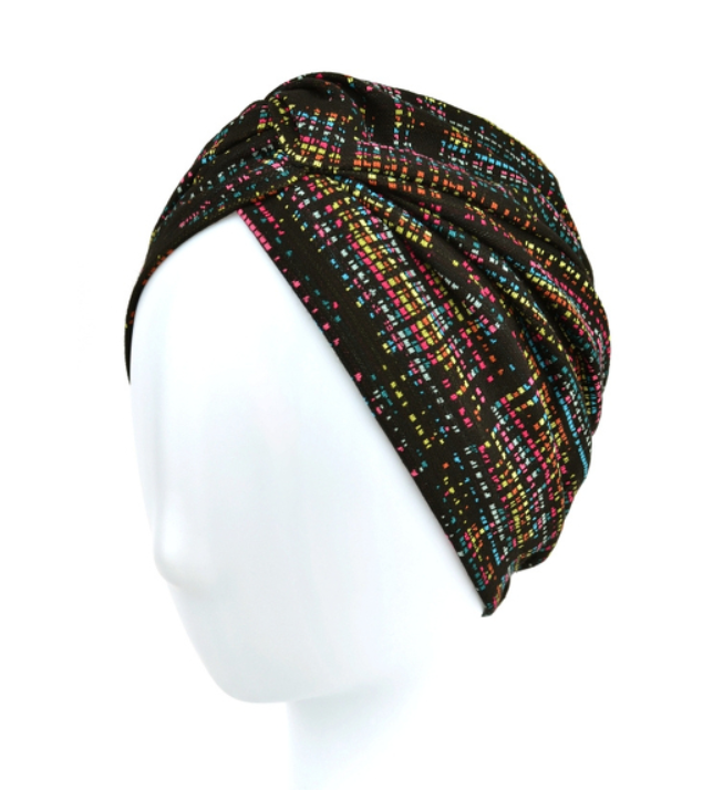 Czarna opaska na głowę z kolorowym, cyfrowym wzorem, ułożona na białej głowie manekina.