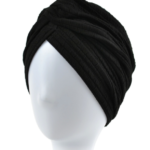 Czarna, miękka czapka typu turban na głowie na białej głowie manekina.