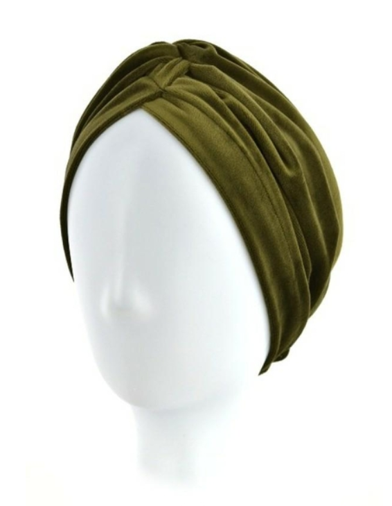 Zielona, miękka opaska na głowę lub turban na białej głowie manekina.