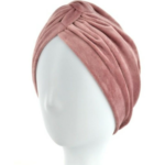 Różowa turbanowa opaska na głowę z miękkiego materiału na białej głowie mannequin.