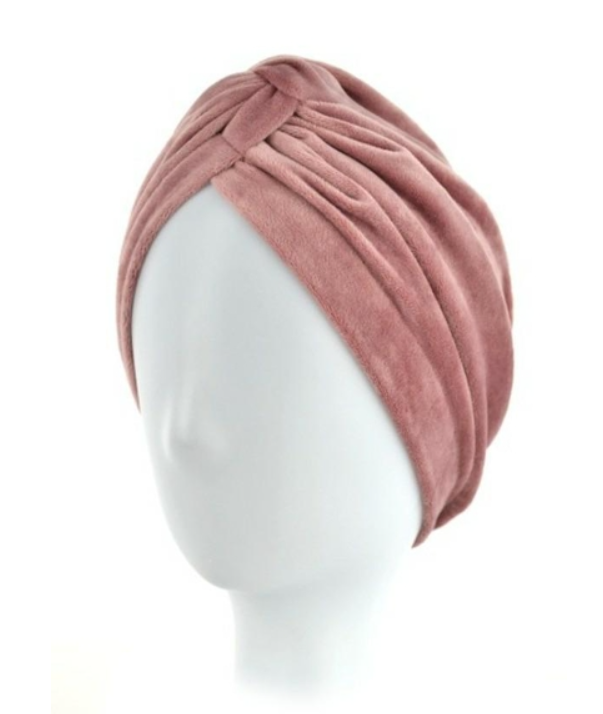 Różowa turbanowa opaska na głowę z miękkiego materiału na białej głowie mannequin.