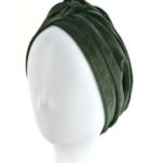 Zielona, miękka turbanowa opaska na głowę na manekinie bez twarzy.