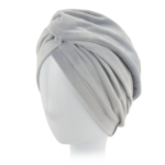 Szara, miękka chusta na głowę o owiniętym i zawiązanym stylu, na białej głowie na białym tle.