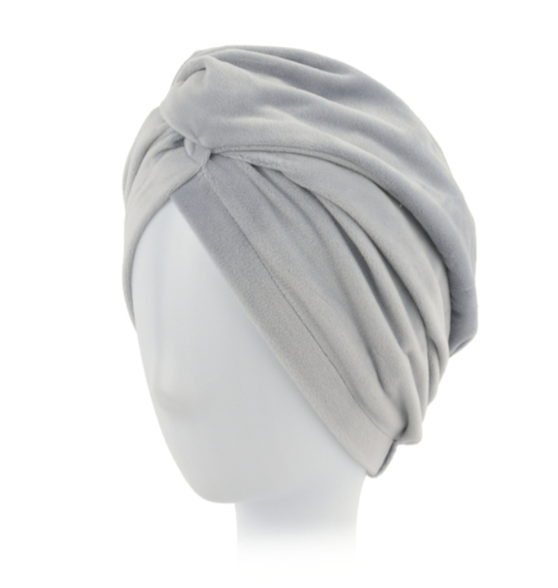 Szara, miękka chusta na głowę o owiniętym i zawiązanym stylu, na białej głowie na białym tle.