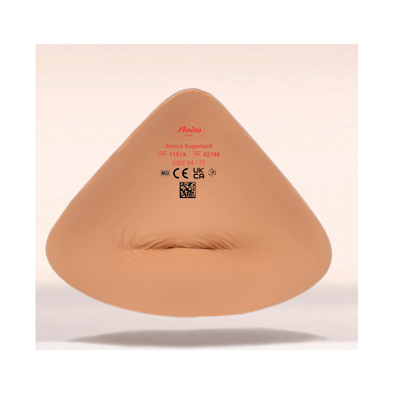 Miękka proteza piersiowa w kształcie trójkąta, w kolorze cielistym, z nadrukiem informacji o modelu, rozmiarze i certyfik