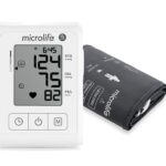 Automatyczny ciśnieniomierz z wyświetlaczem pokazującym ciśnienie, tętno i godzinę, oraz mankiet do pomiaru ciśnienia.