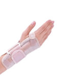 Dłoń z opaską uciskową na nadgarstku, używaną do kontroli krwawienia lub podawania leków.