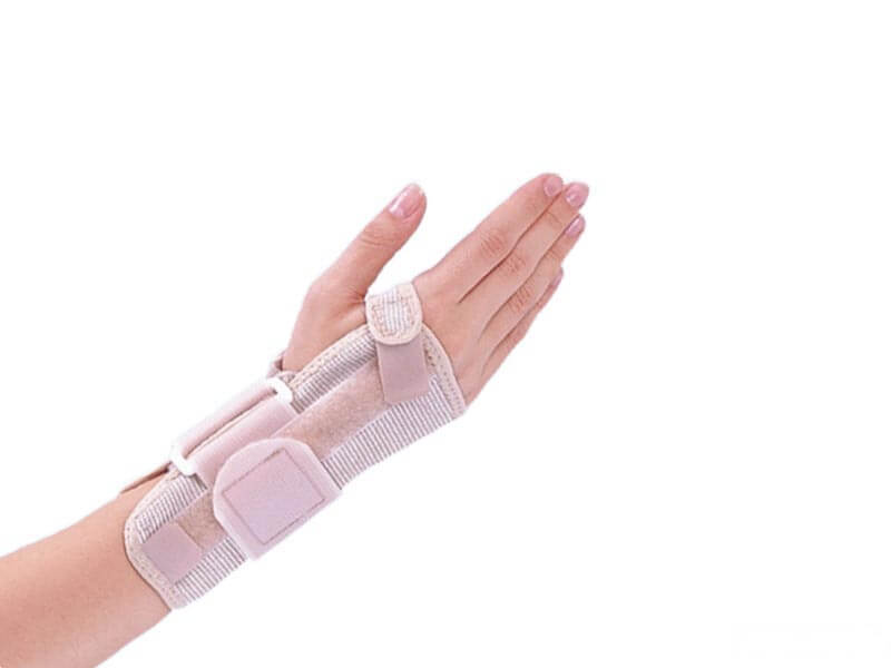 Dłoń z opaską uciskową na nadgarstku, używaną do kontroli krwawienia lub podawania leków.