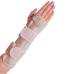 Orteza na przedramieniu z paskami i zapięciami, unieruchamia i stabilizuje nadgarstek i rękę.