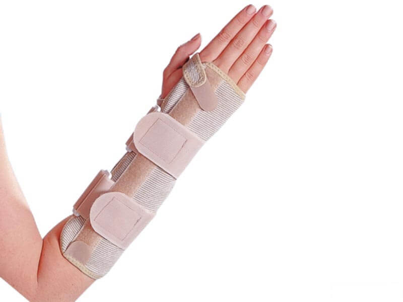 Orteza na przedramieniu z paskami i zapięciami, unieruchamia i stabilizuje nadgarstek i rękę.