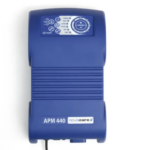 Przenośny aparat do terapii oddechowej, model APM 440, w kolorze niebieskim z wyświetlaczem i regulacją ustawień.