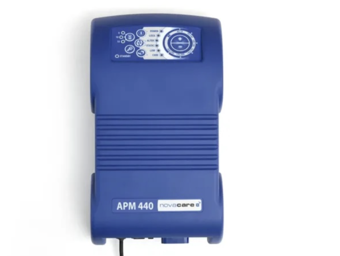 Przenośny aparat do terapii oddechowej, model APM 440, w kolorze niebieskim z wyświetlaczem i regulacją ustawień.