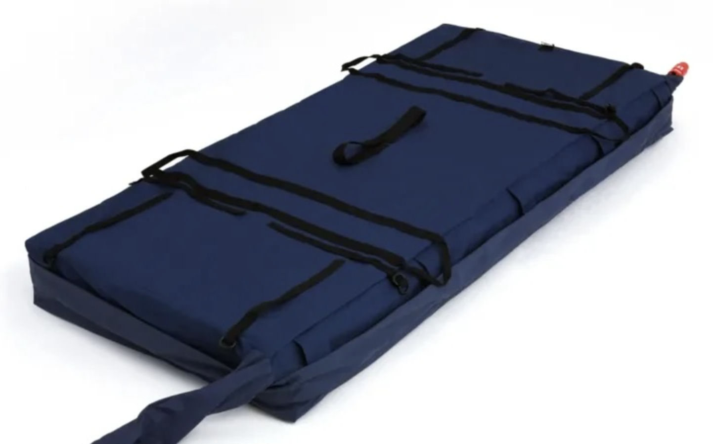 Niebieski materac ratunkowy z czarnymi pasami i uchwytami, rozłożony na białym tle.