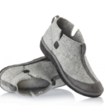 Miękkie, szare kapcie domowe z zamkiem na rzepy i antypoślizgową podeszwą.