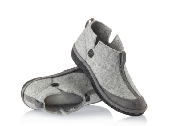 Miękkie, szare kapcie domowe z zamkiem na rzepy i antypoślizgową podeszwą.