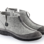 Szare, wysokie buty z miękkiego materiału, z czarną podeszwą i zapięciem na zamek po stronie.