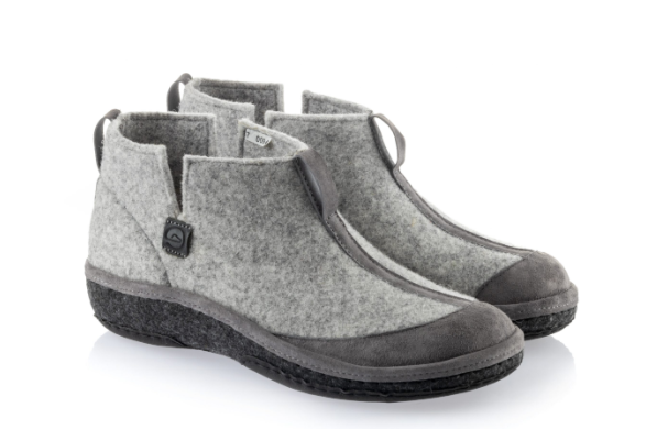 Szare, wysokie buty z miękkiego materiału, z czarną podeszwą i zapięciem na zamek po stronie.