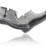 Lekkie, szare buty z miękką podeszwą i elastycznym materiałem, przeznaczone do chodzenia po domu lub na co dzień.