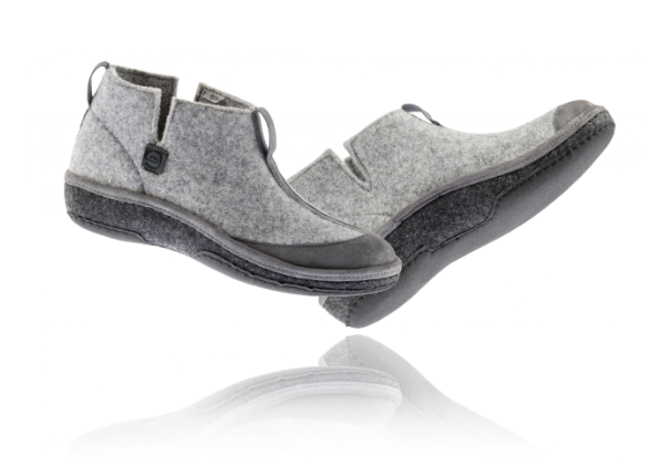 Lekkie, szare buty z miękką podeszwą i elastycznym materiałem, przeznaczone do chodzenia po domu lub na co dzień.