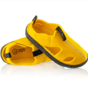 Żółte kapcie do chodzenia po domu z czarnymi i szarymi elementami, wyściełane i wygodne.