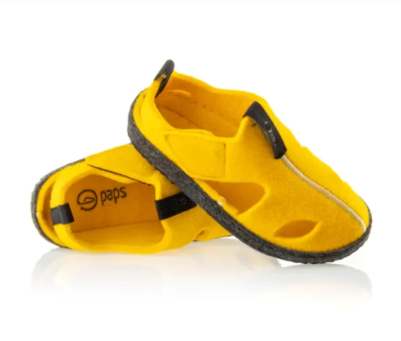 Żółte kapcie do chodzenia po domu z czarnymi i szarymi elementami, wyściełane i wygodne.