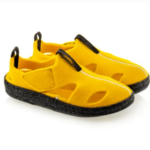 Żółte kapcie z czarnymi elementami i czarną podeszwą, wykonane z miękkiego materiału, z pętelkami na pięcie.