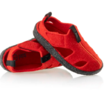 Czerwone, miękkie buty do wspinaczki z czarnymi elementami i zapięciem na rzep, przeznaczone do skał i indoor.