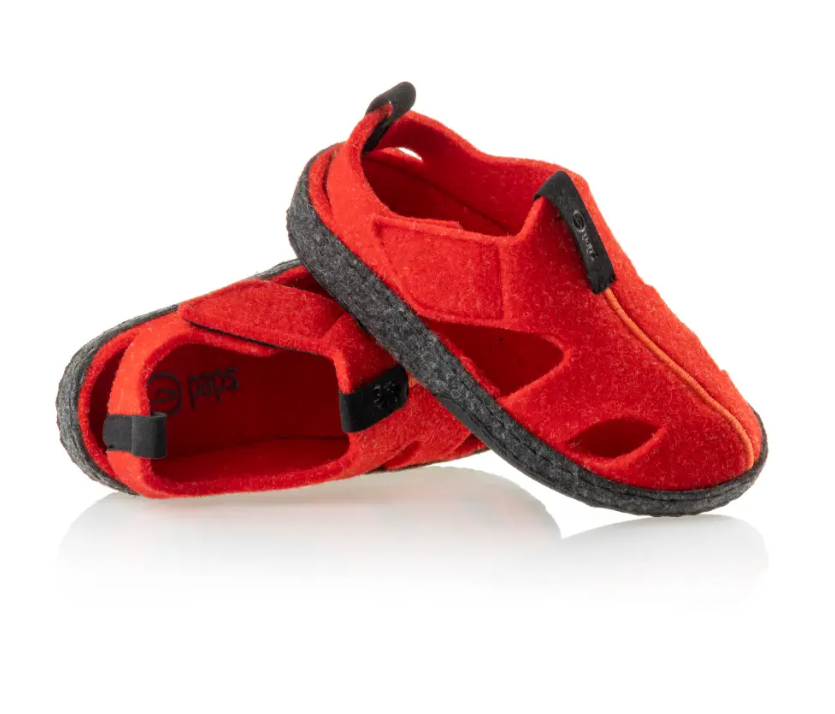 Czerwone, miękkie buty do wspinaczki z czarnymi elementami i zapięciem na rzep, przeznaczone do skał i indoor.