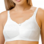 Kobieta w białym biustonoszu z koronkowymi ramiączkami i delikatnym zdobieniem na dekolcie.