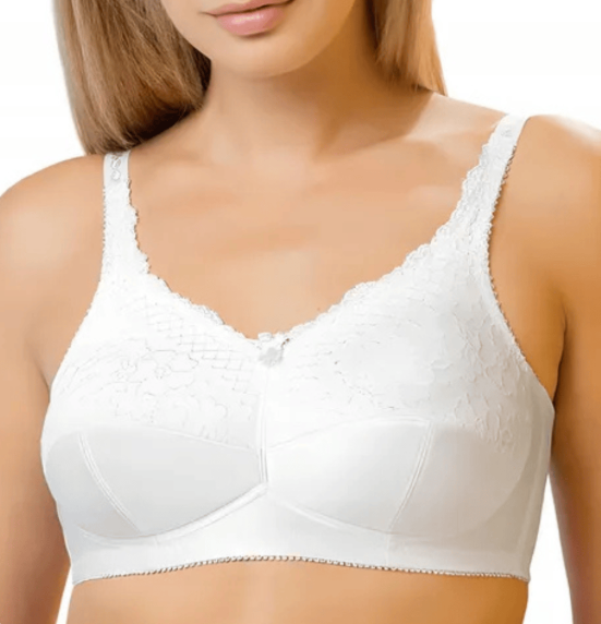 Kobieta w białym biustonoszu z koronkowymi ramiączkami i delikatnym zdobieniem na dekolcie.